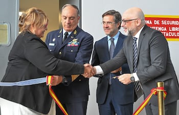 Desde la izquierda, la ministra de Defensa de Uruguay, Sandra Lazo; el comandante en Jefe de la Fuerza Áerea de Uruguay, Gral Fernando Colina; el embajador de España en Uruguay, Javier Salido Ortiz, y el director en América Latina de Indra Group, Marcelo Bernardino, participan en la inauguración del Centro de Soporte y Servicios Integrados (ISSC) este viernes, en Montevideo (Uruguay).