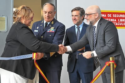 Desde la izquierda, la ministra de Defensa de Uruguay, Sandra Lazo; el comandante en Jefe de la Fuerza Áerea de Uruguay, Gral Fernando Colina; el embajador de España en Uruguay, Javier Salido Ortiz, y el director en América Latina de Indra Group, Marcelo Bernardino, participan en la inauguración del Centro de Soporte y Servicios Integrados (ISSC) este viernes, en Montevideo (Uruguay).