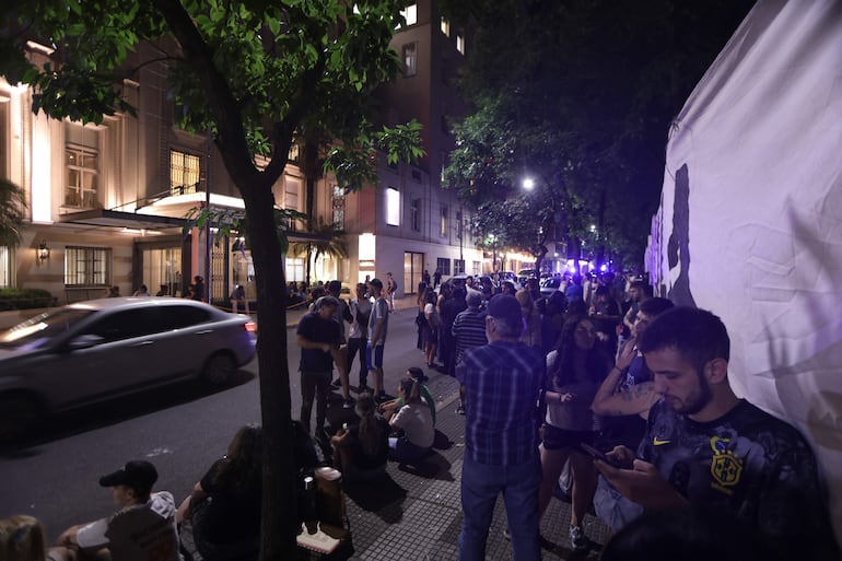 Simpatizantes de la expresidenta argentina Cristina Fernández (2007-2015) esperan a las afueras del Sanatorio Otamendi este sábado, en Buenos Aires (Argentina). Fernández fue ingresada en un hospital de Buenos Aires con un cuadro de apendicitis por el cual debió ser sometida a una intervención, según informaron a EFE fuentes del entorno de la exmandataria, que cumple desde junio pasado en su domicilio una pena a seis años de prisión.