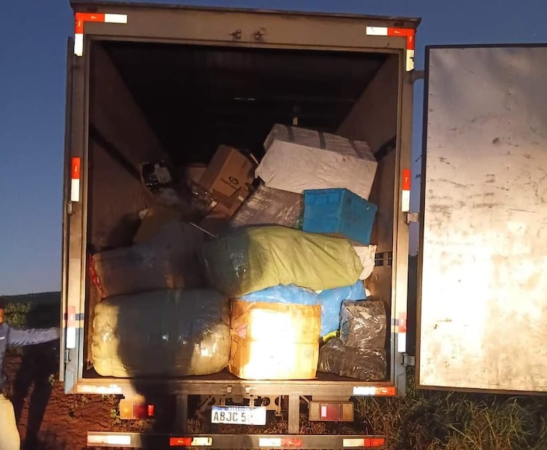 Piratas del asfalto roban camión de encomiendas y queman auto utilizado en el asalto