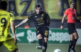 Fernando Fernández, jugador de Guaraní, ejecuta un remate en el partido frente a Recoleta FC por la sexta fecha del torneo Clausura 2025 de la Primera División de Paraguay en el estadio Ricardo Gregor, en Asunción, Paraguay.