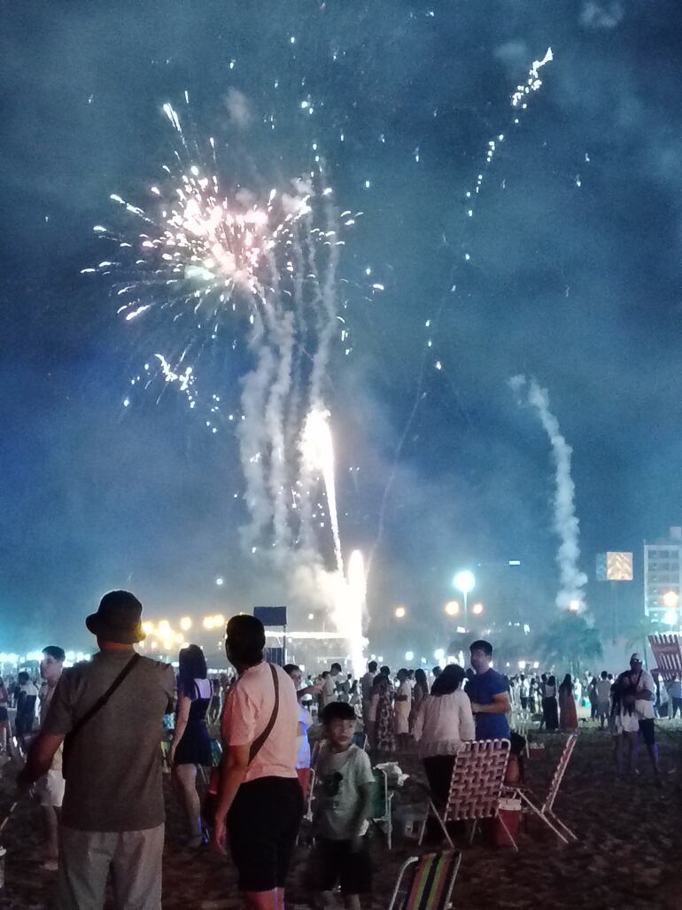 Encarnación: así recibieron el 2025 cerca de 80.000 personas a orillas del río Paraná.