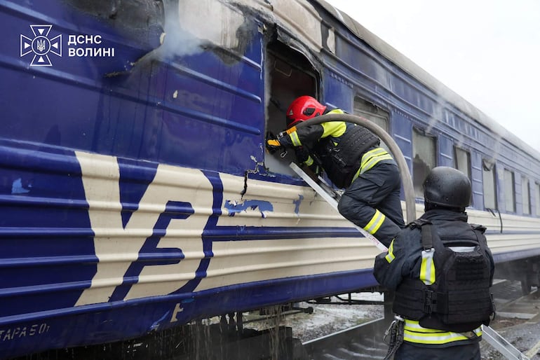 Bomberos trabajando el pasado sábado tras un ataque ruso contra un tren en Ucrania, cerca de la frontera con Polonia.