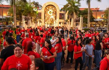 Cientos de jóvenes de La Iglesia de los Santos de los Últimos Días compartieron el verdero espíritu navideño.