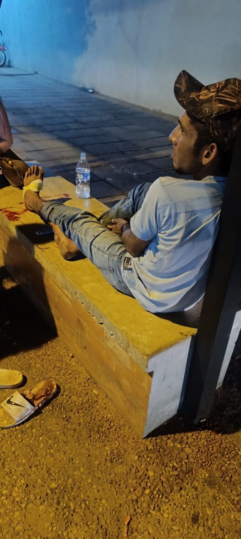 Pedro Osmar Villasante, con una herida de bala en el pie izquierdo.