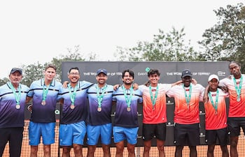 Los equipos de Aruba (izquierda) y Trinidad y Tobago ascendieron al Grupo III americano de la Copa Davis, en una serie disputada en Luque.