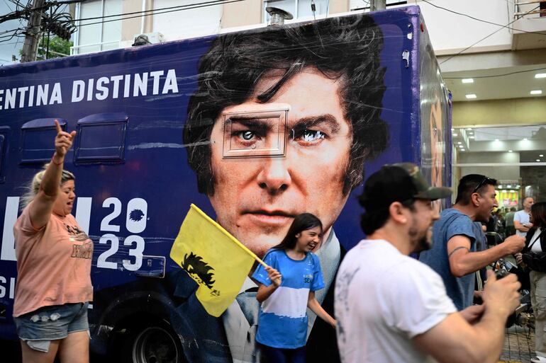 Partidarios de Javier Milei durante un acto de campaña en Ezeiza, Buenos Aires, el pasado miércoles.