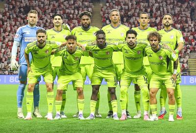 Diego Duarte (arriba, primero de la derecha) y Daniel Rivas (abajo, segundo, de derecha a izquierda) fueron titulares este domingo en el equipo del AVS Futebol de la Primera División de Portugal.