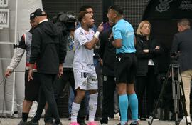 El delantero de Santos, Neymar, discute con el cuarto juez de línea durante el partido de fútbol de la liga brasileña entre Santos y Coritiba en el Neo Química Arena en São Paulo, Brasil.