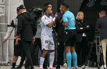 El delantero de Santos, Neymar, discute con el cuarto juez de línea durante el partido de fútbol de la liga brasileña entre Santos y Coritiba en el Neo Química Arena en São Paulo, Brasil.
