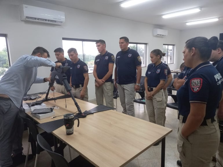 Efectivos de la Policía durante una de las clases de adiestramiento sobre el uso de los escáneres.
