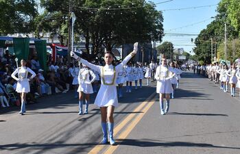 Los estudiantes de las diferentes instituciones educativas lucieron sus mejores galas en el desfile de la ciudad de Santaní realizado en la mañana de este lunes.