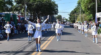 Los estudiantes de las diferentes instituciones educativas lucieron sus mejores galas en el desfile de la ciudad de Santaní realizado en la mañana de este lunes.