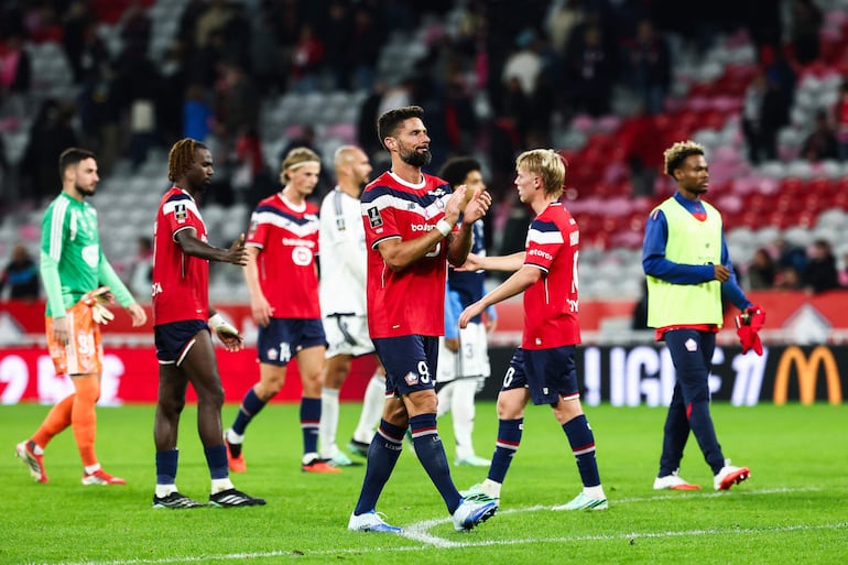 El delantero francés del Lille Olivier Giroud saluda a sus aficionados al término del partido de fútbol de la L1 francesa entre el Lille LOSC y el Stade Brestois 29 (Brest) en el Stade Pierre-Mauroy en Villeneuve-d'Ascq.