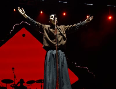 Milo J se presentó en vivo en el Puerto de Asunción, cautivando al público con su actuación musical.