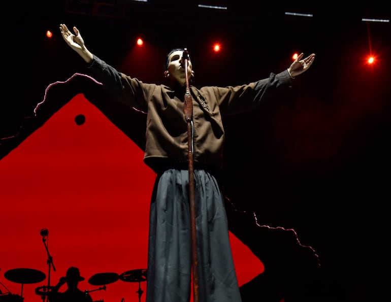 Milo J se presentó en vivo en el Puerto de Asunción, cautivando al público con su actuación musical.