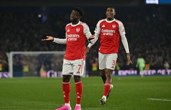 Bukayo Saka (c) marcó el único gol para el triunfo de visita del Arsenal sobre el Brighton de Diego Gómez, que le permite seguir liderando la Premier League.