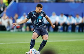 FOXBOROUGH, MASSACHUSETTS - JUNE 29: Fabian Balbuena #5 of Paraguay misses the fifth penalty in a penalty shootout during the FIFA World Cup 2026 Round Of 32 match between Germany and Paraguay at Boston Stadium on June 29, 2026 in Foxborough, Massachusetts. Michael Reaves/Getty Images/AFP (Photo by Michael Reaves / GETTY IMAGES NORTH AMERICA / Getty Images via AFP)