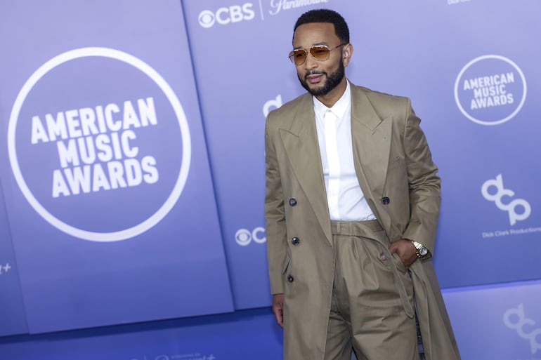 John Legend fue otro famoso que pasó por la alfombra azul de losAmerican Music Awards en el MGM Grand Garden Arena. (EFE/EPA/CHRIS TORRES)