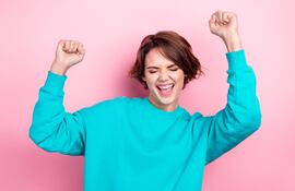 Mujer contenta, imagen ilustrativa.