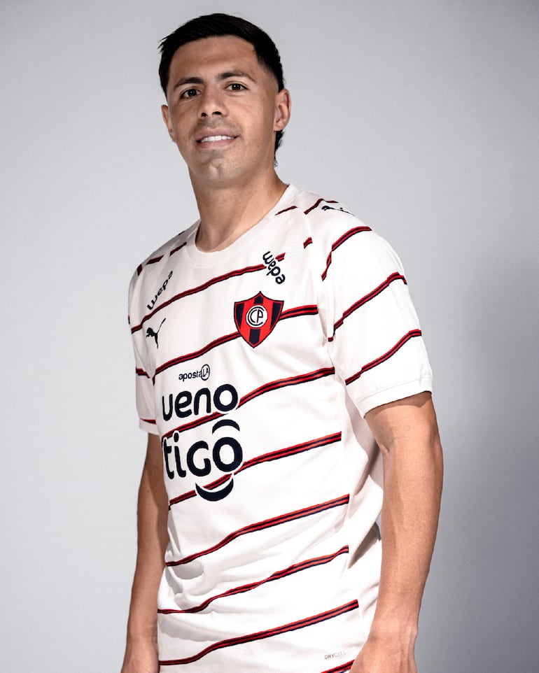 Blas Riveros, defensor de Cerro Porteño luce la casaca "away".