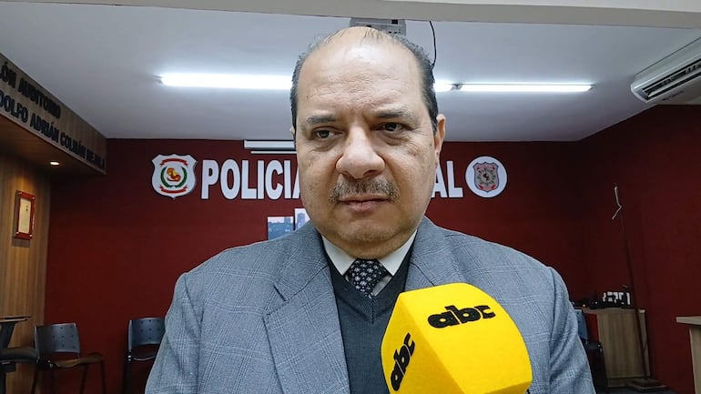 Celso José Sanabria González en traje gris, sosteniendo un micrófono amarillo, con un ambiente formal y la palabra 'POLICIAL' de fondo.