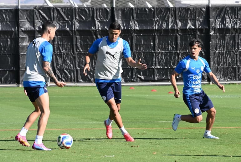 Miggy Almirón, Alex Arce y Motorcito Cubas en el entrenamiento de esta tarde en California.
