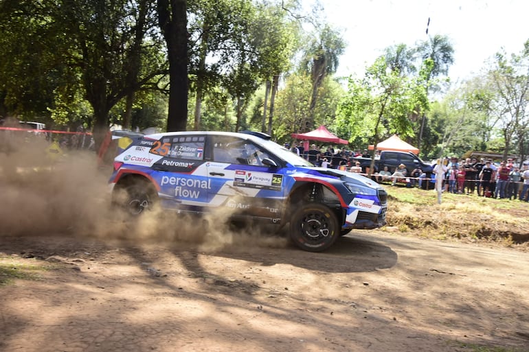 Los pilotos y equipos del Rally del Paraguay 2026 en las pruebas libes oficiales en un tramo de 5,6 kilómetros en la ciudad de Carmen del Paraná, Departamento de Itapúa, Paraguay.
