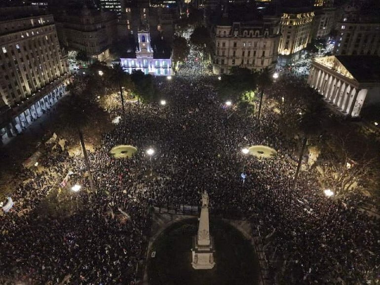 Miles de fans del 'Indio' Solari se reunieron el viernes en la Plaza de Mayo, en Buenos Aires.