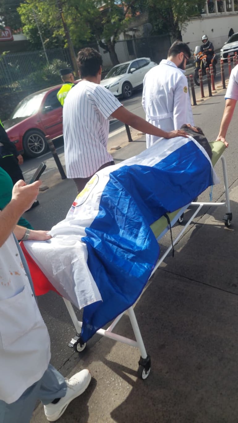 Durante la protesta frente a Salud Pública, los manifestantes realizaron una dramatización para reflejar la crisis diaria de los hospitales.