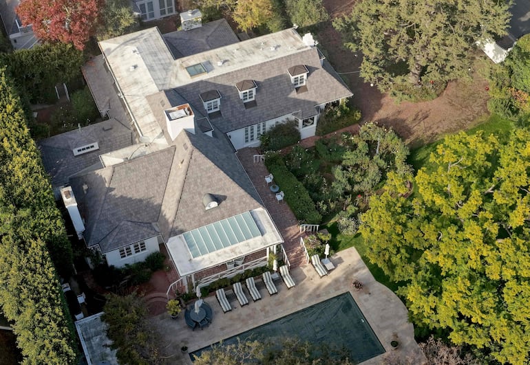 Vista aérea del director Rob Reiner y su esposa Michele Singer Reiner fueron encontrados muertos en su casa de Brentwood.
