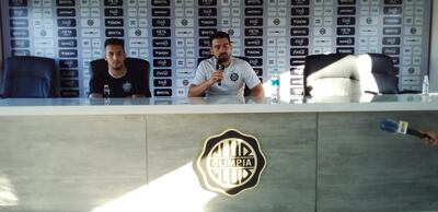 Fernando Cardozo estuvo en la conferencia de prensa junto con el entrenador Julio César Cáceres