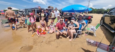 Familias entera vienen a disfrutar la palya camping paraiso de la ciudad de Villa Florida, Misiones.