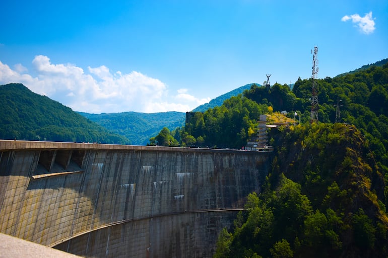 La presa de Vidraru, al sur de la ruta de Transfagarasan en Rumania, que llega a los picos más altos de los Cárpatos y conecta Transilvania con Wallachia, cruzando las montañas de Făgăraș.
