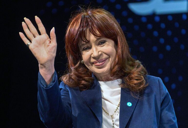 Fotografía difundida por el servicio de prensa de la vicepresidenta argentina Cristina Fernández de Kirchner que muestra a Fernández de Kirchner saludando durante una charla titulada "De castas, herencias, colapsos y futuro".