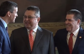 El presidente de la República, Santiago Peña, el senador Gustavo Leite y el expresidente Horacio Cartes, sancionado y declarado como "significativamente corrupto" por Estados Unidos.