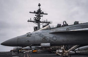 Un avión de combate F/A-18 Super Hornet estadounidense en la cubierta del portaaviones USS George Washington.