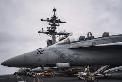 Un avión de combate F/A-18 Super Hornet estadounidense en la cubierta del portaaviones USS George Washington.
