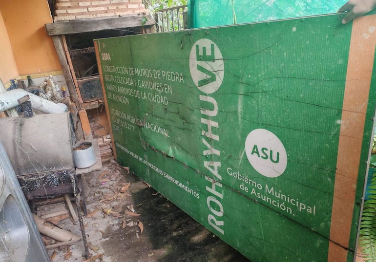 Cartel verde sobre obra pública del Gobierno Municipal de Asunción, en un entorno de construcción sin personas visibles.