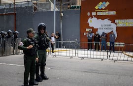 Fotografía del 1 de mayo de 2025 de militares custodiando las instalaciones del Consejo Nacional Electoral junto a un mapa alegórico al territorio del Esequibo, en Caracas (Venezuela). Los comicios de Venezuela del próximo domingo incluirán, por primera vez para este país, una elección de dieciséis cargos para el Esequibo, el territorio de casi 160.000 kilómetros cuadrados que administra Guyana y que Caracas reclama como suyo.