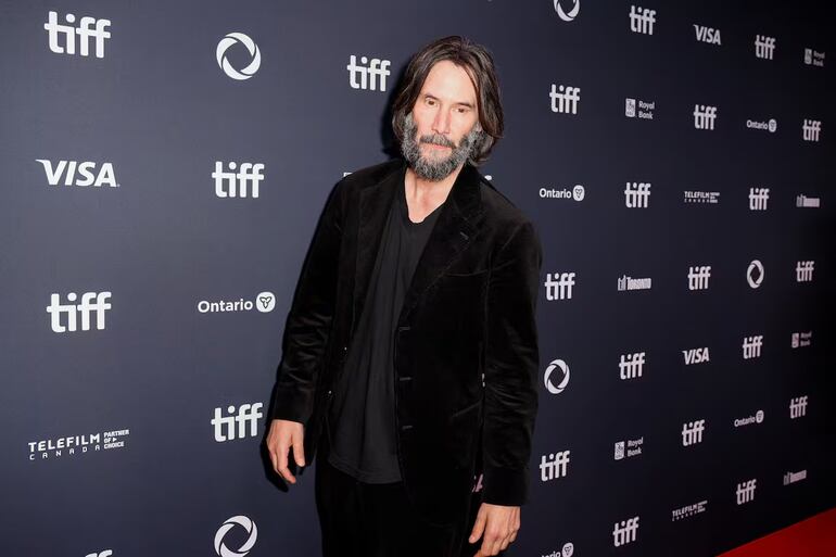 Keanu Reeves apareció en la alfombra roja con un traje totalmente negro, en el que el terciopelo se destaca. 