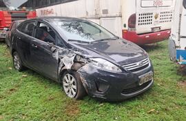 El vehículo quedó con daños materiales tras chocar contra una columna de la ANDE.