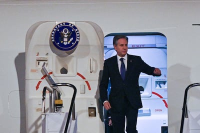 El secretario de Estado de Estados Unidos Antony Blinken saluda a su llegada en la Base Aérea Militar este martes, en Brasilia (Brasil).