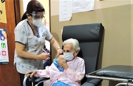 Instan a los adultos mayores a inmunizarse contra la influenza y neumococo