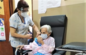 Instan a los adultos mayores a inmunizarse contra la influenza y neumococo