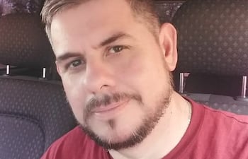 Luis Guillermo Esquivel Ugarte, de 50 años, era director de la Penitenciaría Nacional de Tacumbú. Su esposa lo halló fallecido en su domicilio el domingo 22 de marzo, con una herida de arma de fuego.