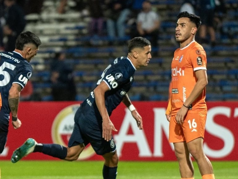 El paraguayo Alex Arce, futbolista de Independiente Rivadavia, festeja un gol en el partido frente a La Guaira por la fecha 3 de la fase de grupos de la Copa Libertadores 2026 en el estadio Malvinas Argentina, en Mendoza, Argentina.