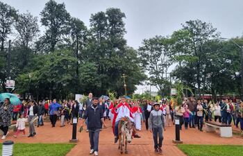 Una multitud de feligreses acompañaron al procesión de la entrada triunfal de Jesús a Jerusalén.