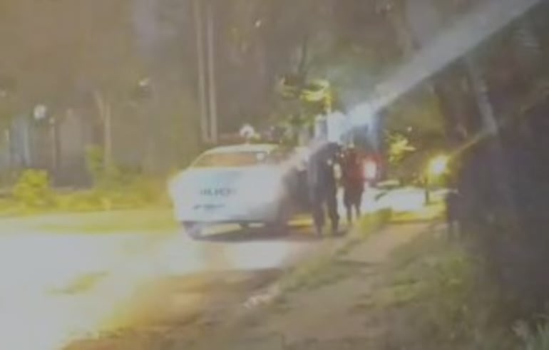 Momento en que los oficiales de la comisaría 8° de Asunción demoran a la víctima y lo alzan a la patrullera para llevarlo a la comisaría.