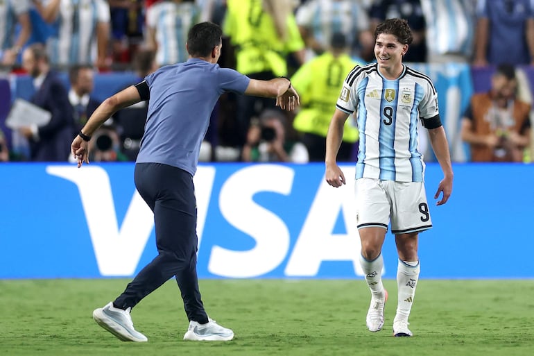 Julián Álvarez de Argentina celebra con Lionel Scaloni, director técnico de Argentina, tras anotar el segundo gol de su equipo durante el partido de cuartos de final de la Copa Mundial de la FIFA 2026 entre Argentina y Suiza en el Kansas City Stadium.